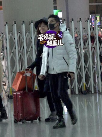 田亮戴着口罩当“甩手掌柜”而老婆在干嘛呢？