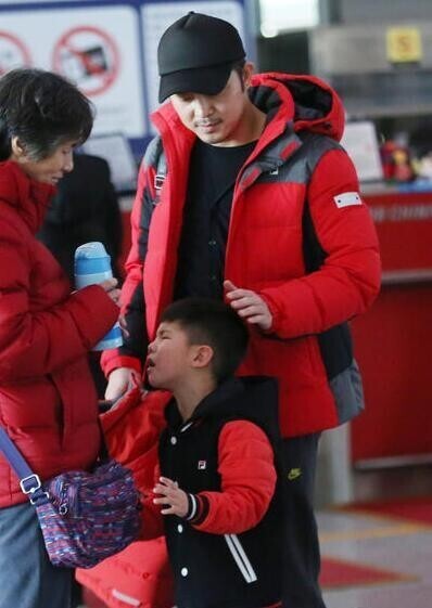 安吉在机场闹情绪了吗？