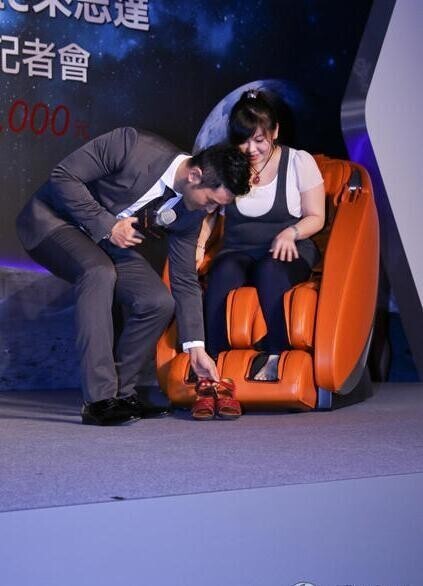 黄晓明推广太空按摩椅为粉丝做什么了大展亲和力? 黄晓明推广太空按摩椅为粉丝做什么了大展亲和力?