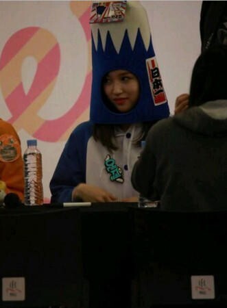 韩国组合TWICE4日戴“旭日旗”的高帽险陷敏感话题？