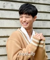 朴宝剑笑眼弯弯 穿毛衣气质温暖迷人 朴宝剑笑眼弯弯 穿毛衣气质温暖迷人