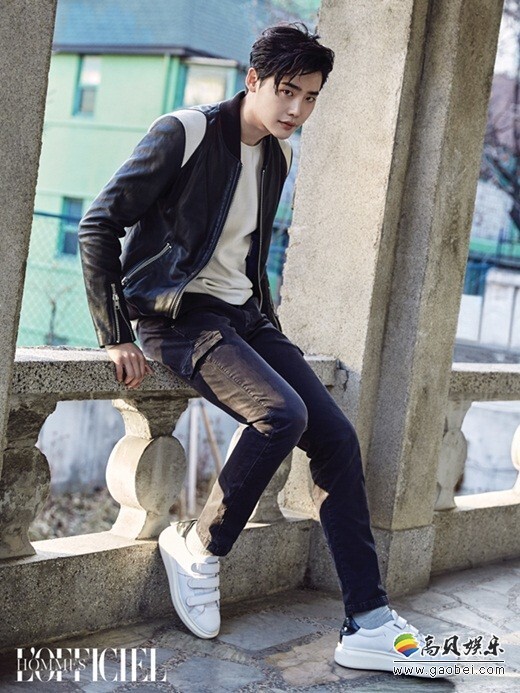 韩国演员李钟硕携手某男性时尚杂志拍摄的写真公开