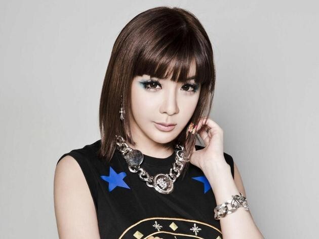 原韩国女团2NE1成员朴春晒出一张近照