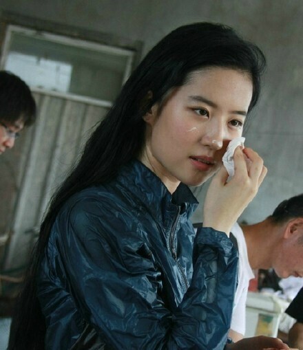 刘亦菲一组在剧组庆生的照片曝光 刘亦菲一组在剧组庆生的照片曝光