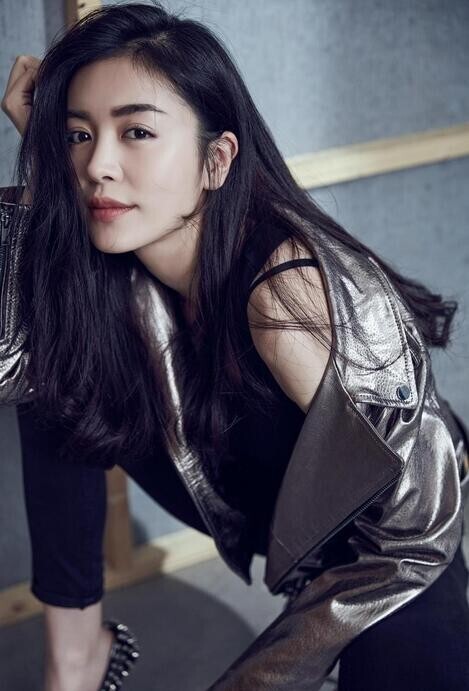 赵多娜香槟色机车皮衣搭配高腰牛仔裤写真大片曝光了? 赵多娜香槟色机车皮衣搭配高腰牛仔裤写真大片曝光了?