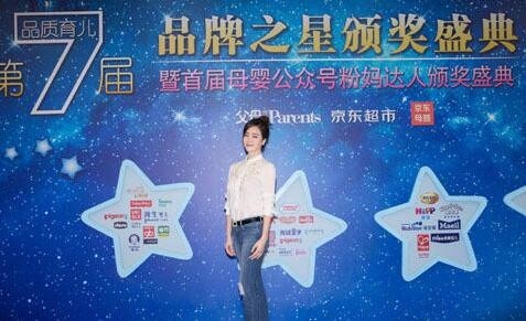 左小青丸子头现身育儿视频宣传活动？