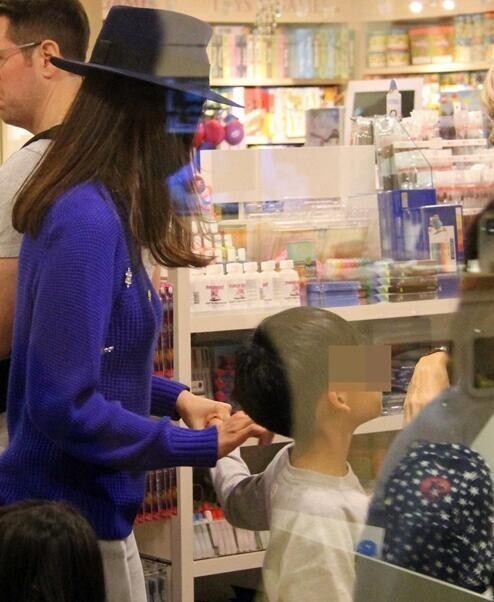 近日李嘉欣与许晋亨带现年5岁的儿子许建彤现身玩具店