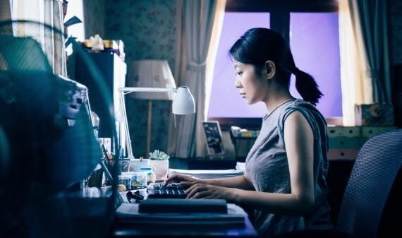 治愈系情感喜剧电影《美容针》今日曝光“心花绽放”先导海报