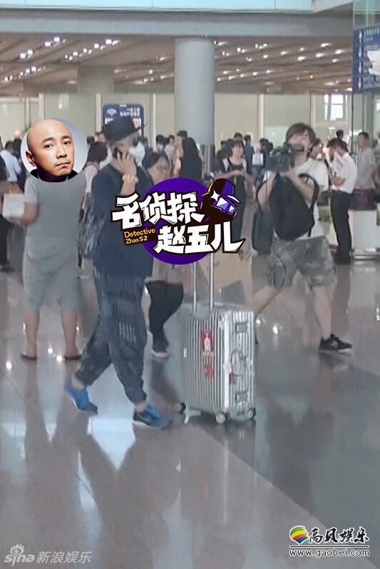 徐峥老婆陶虹骑着自行车亲自出门迎接