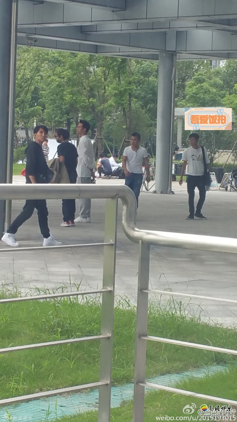 《欢乐颂2》正在拍摄中很多网友纷纷晒出路透照