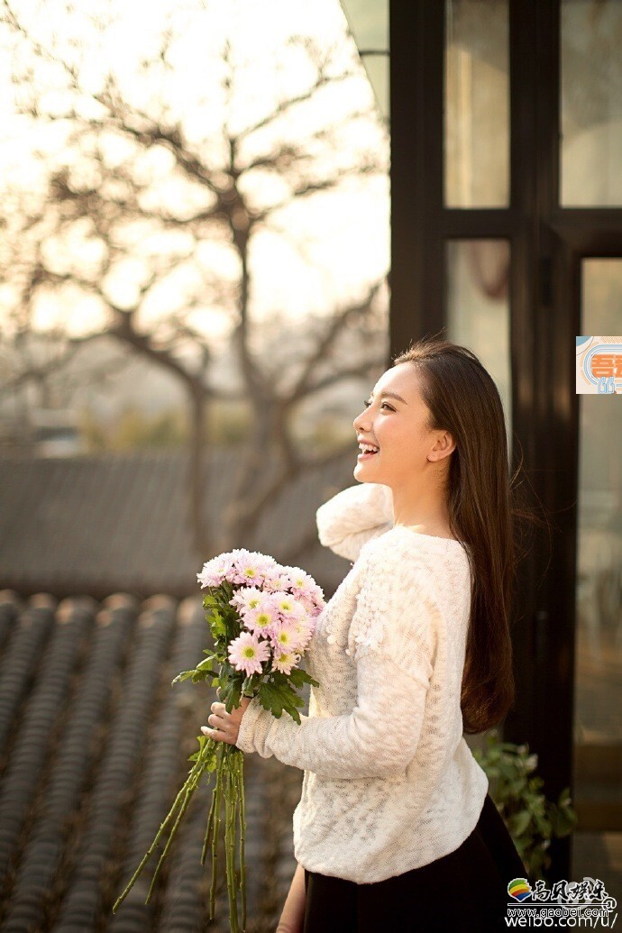 已经怀胎四个月的孙茜在微博晒出短发造型