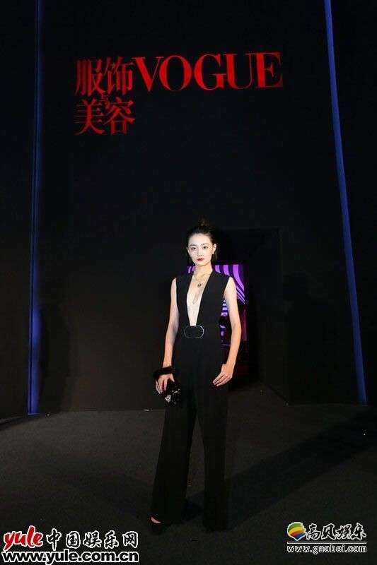 徐璐亮相Vogue红毯 深V连体裤干练 徐璐亮相Vogue红毯 深V连体裤干练