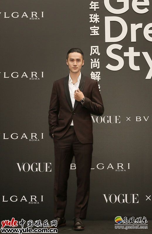 蒋劲夫长腿背头变雅痞 到处合影