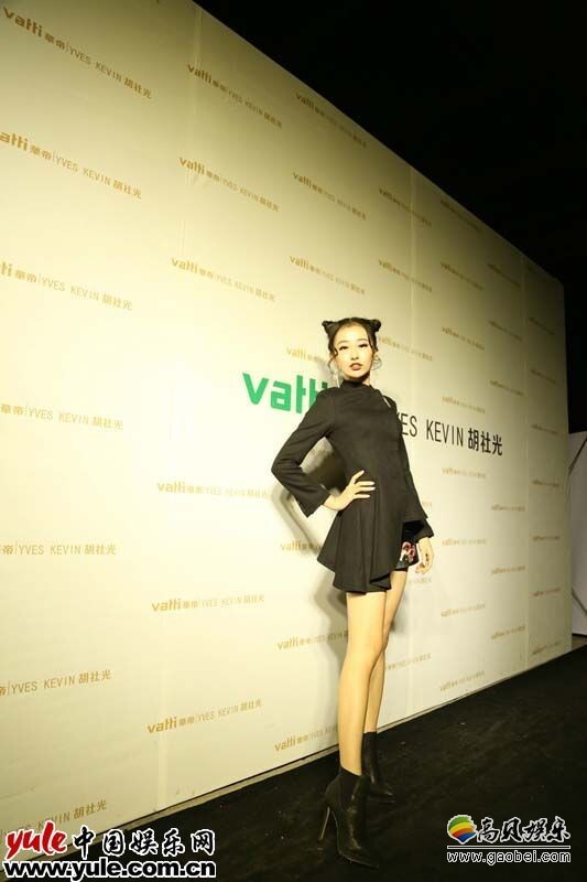 陈籽熹印花热裤搭配不规则剪裁西装，帅气与优雅展现得淋漓尽致