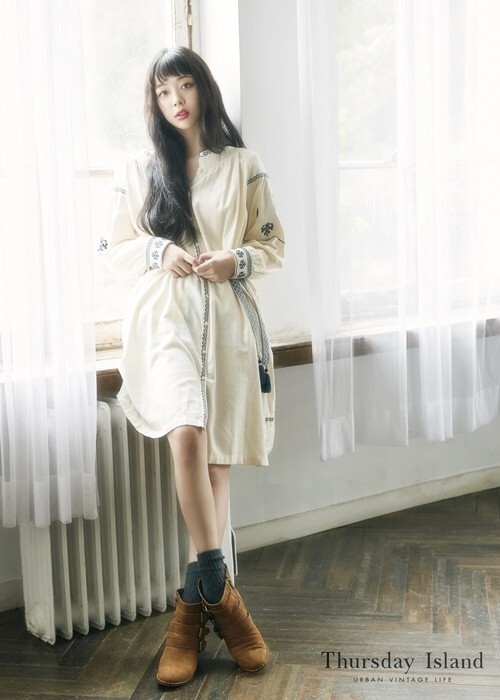 演员雪莉浓郁秋意复古风画报公开 演员雪莉浓郁秋意复古风画报公开