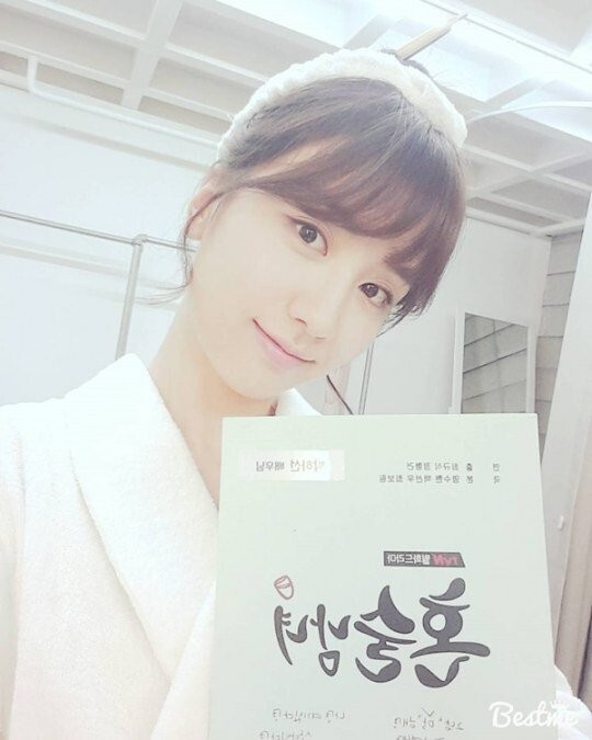 朴河宣为自己所主演的《独酒男女》大力宣传