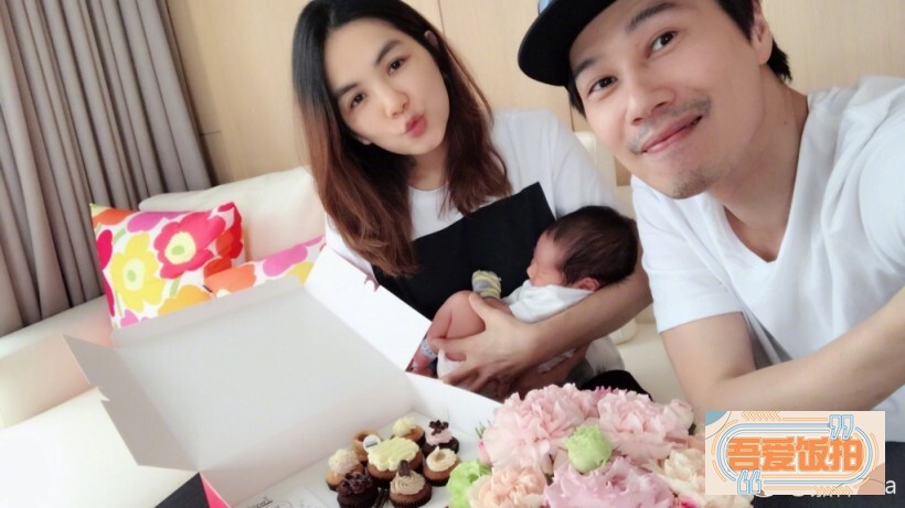 Ella在网上晒出一组与老公孩子一起过结婚纪念日的照片 Ella在网上晒出一组与老公孩子一起过结婚纪念日的照片