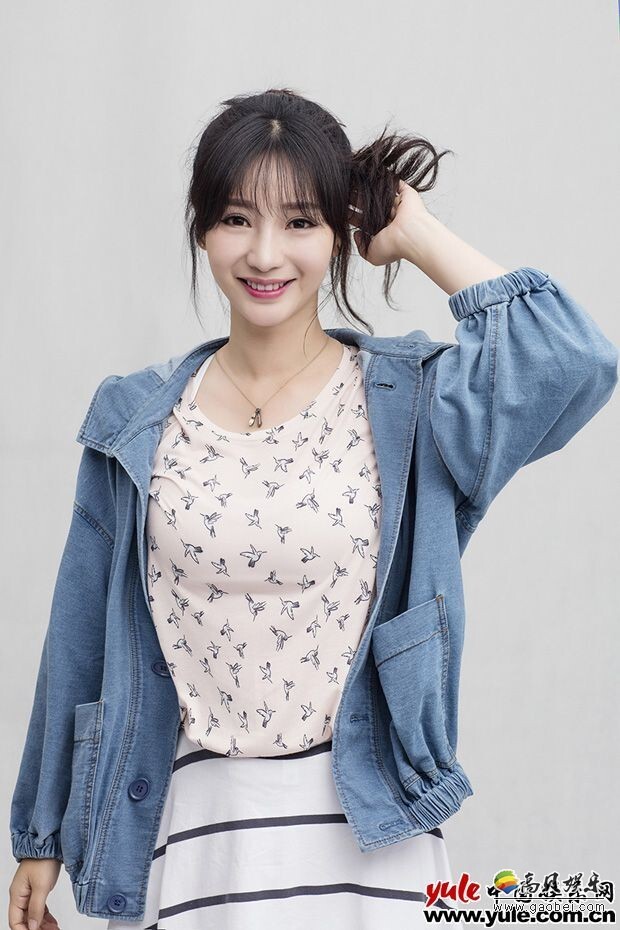 柳岩马尾清纯装扮出镜