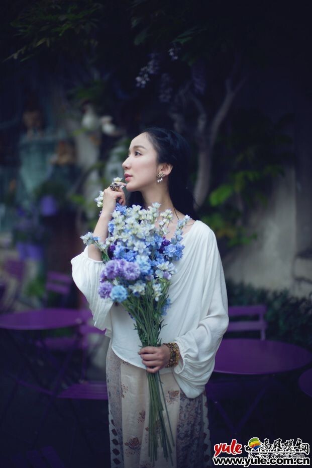 娄艺潇灵动似仙子 随性街头赤脚跳舞 娄艺潇灵动似仙子 随性街头赤脚跳舞