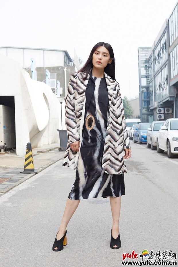 韩丹彤领衔秋冬街头风 美帅出街