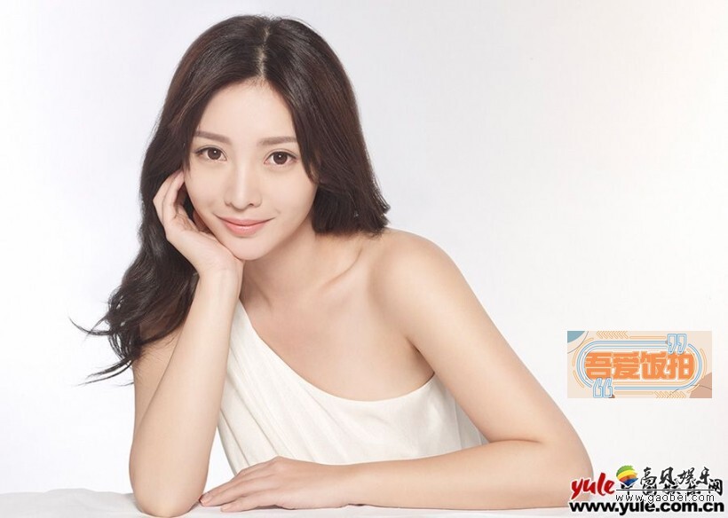 柳岩淡妆素雅裸肩《摆渡人》搭戏梁朝伟圆少女时代梦想 柳岩淡妆素雅裸肩《摆渡人》搭戏梁朝伟圆少女时代梦想