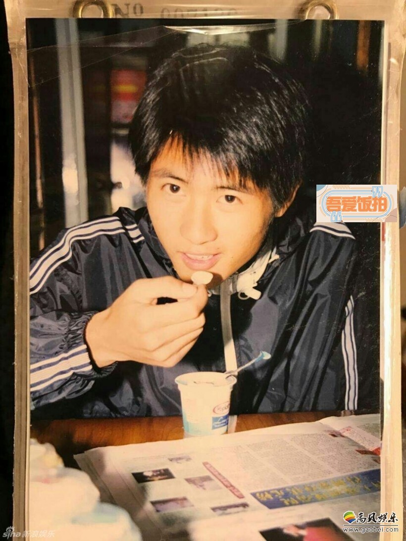 韩寒晒出一组初中时期的帅照