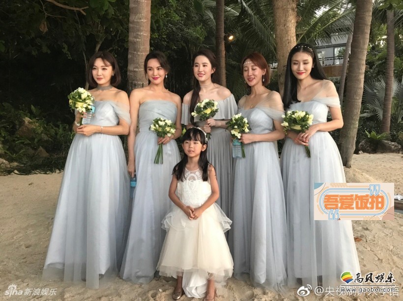 “央视制片人李语”在微博晒出了刘亦菲为大学同学当伴娘的照片