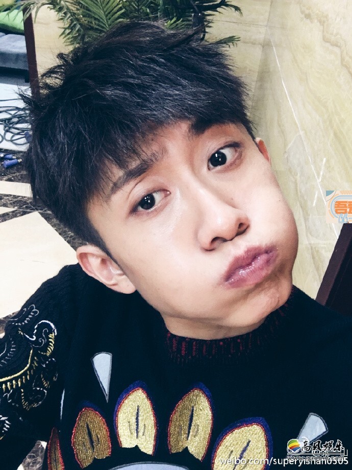 张一山在微博晒出搞怪自拍 张一山在微博晒出搞怪自拍