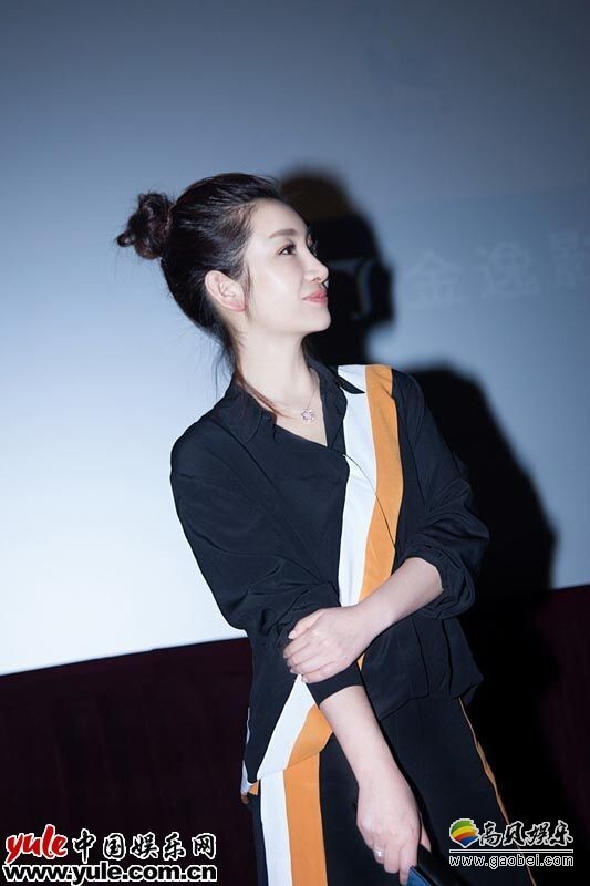 亮色斜纹黑色衬衣搭配同系列裤装率性十足 亮色斜纹黑色衬衣搭配同系列裤装率性十足