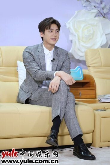 李易峰现身杭州活动 敬业暖心