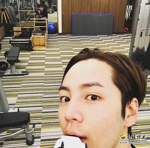 韩国演员张根硕在微博晒出一张自拍照 韩国演员张根硕在微博晒出一张自拍照