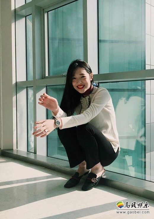 韩国女艺人崔雪莉今天在SNS发布了一张自拍照