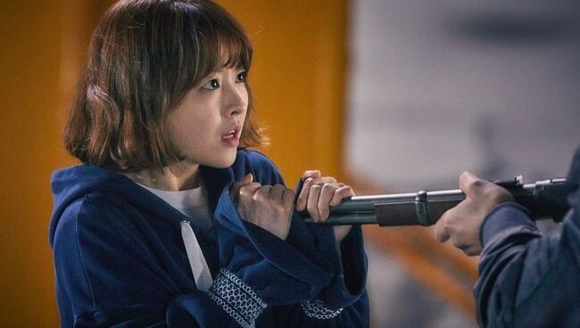 《大力女子都奉顺》日前公开了朴宝英与犯人正面对决的惊险剧照