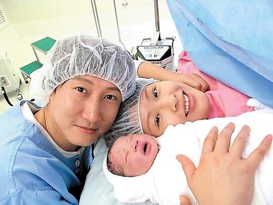 洪天明的妻子生了几个儿子，哪一年生的？