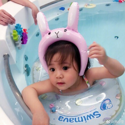 贾静雯在微博晒出女儿咘咘最近去游泳的照片 贾静雯在微博晒出女儿咘咘最近去游泳的照片