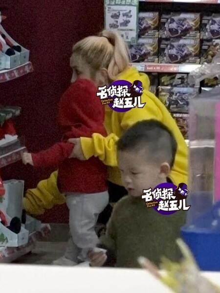 何洁带着儿子七宝和女儿宝妹出门逛街手忙脚乱 ？