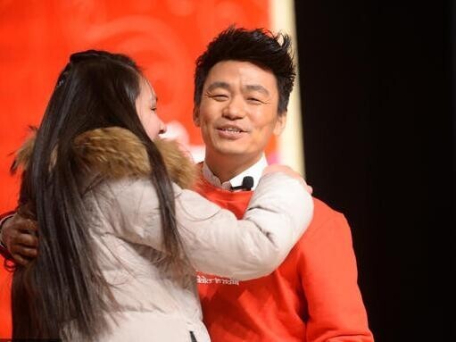 王宝强和粉丝大胆玩抱抱了? 王宝强和粉丝大胆玩抱抱了?