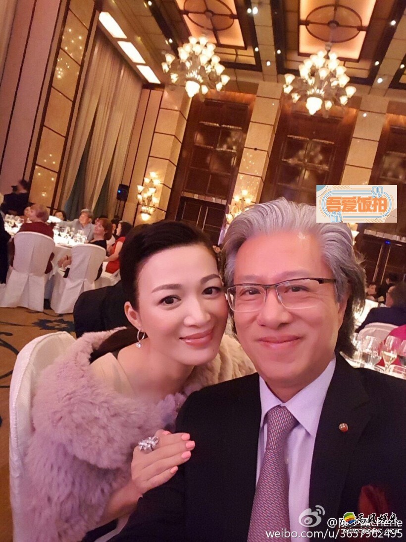 陈少霞晒出和老公一起参加朋友婚宴的照片