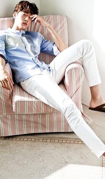 演员南柱赫为时尚杂志CeCi拍摄二月号画报的花絮视频於日前公开啦 演员南柱赫为时尚杂志CeCi拍摄二月号画报的花絮视频於日前公开啦