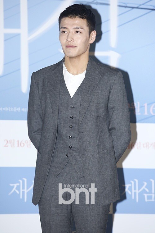 韩国演员姜河那有望出演电视剧《狗与魔女，我》