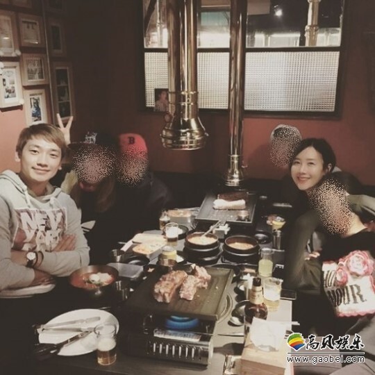 歌手星在Instagram上PO出了一张和Rain的合照