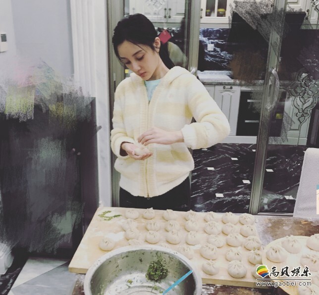 贤惠的李小璐包包子了? 贤惠的李小璐包包子了?