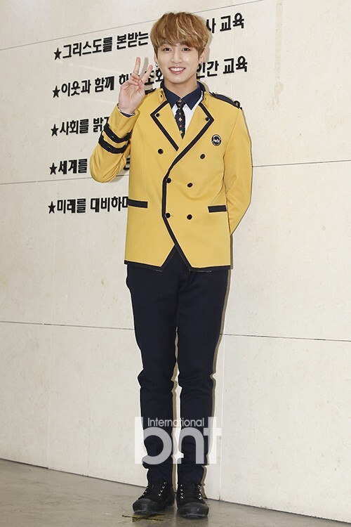 韩国组合防弹少年团成员田柾国出席了首尔公演艺术高中毕业典礼