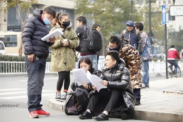 邓家佳席地而坐聊剧本敬业程度获赞？