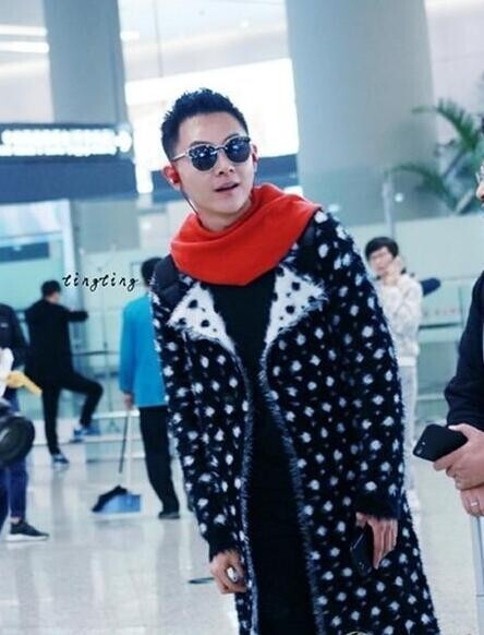 张皓然机场波点衣秀时尚？