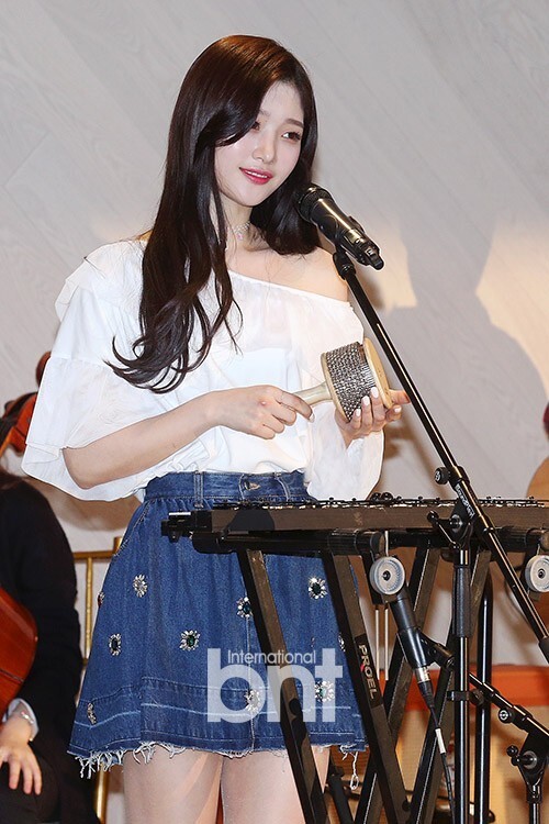 即将19日回归的韩国女团DIA举行了正规2辑《YOLO》试听会