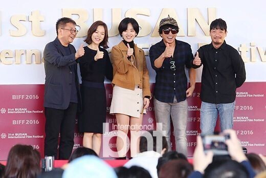 《春梦》在釜山海云台区电影殿堂举行室外舞台问候