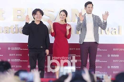 《咖啡伴侣》在釜山海云台区电影的殿堂举行室外舞台问候 《咖啡伴侣》在釜山海云台区电影的殿堂举行室外舞台问候