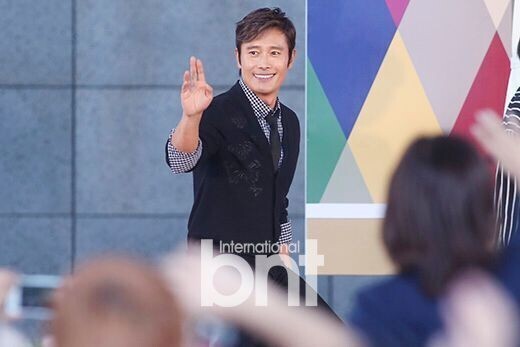 李秉宪出席举行的“与电影记者的开放对话”