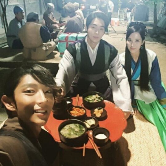 徐玄公开了《月之恋人－步步惊心：丽》拍摄现场的照片